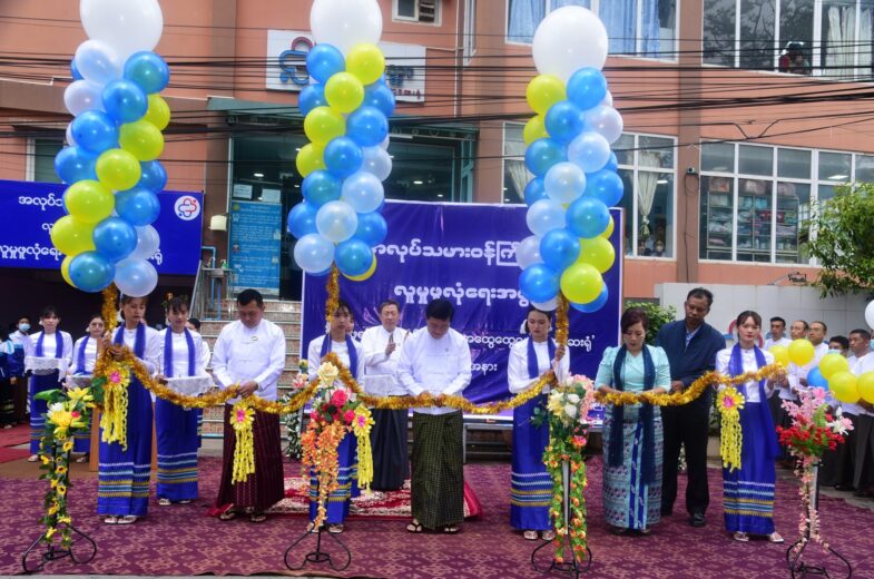 အလုပ်သမားဝန်ကြီးဌာန ပြည်ထောင်စု ဝန်ကြီးဒေါက်တာပွင့်ဆန်း လူမှုဖူလုံရေး-ခိုင်မေတ္တာ အထွေထွေရောဂါကု ဆေးခန်း (တောင်ကြီး) ဖွင့်ပွဲအခမ်းအနား တက်ရောက် ဖွင့်လှစ်၍ လူမှုဖူလုံရေးအဖွဲ့မှ ရွေ့လျားဆေးကုသယာဉ် (Mobile Medical Unit) ဖြင့် အေးသာယာစက်မှုဇုန်ရှိ အကျုံးဝင် အာမခံအလုပ်သမားများအား ကျန်းမာရေး စောင့်ရှောက်ပေးနေမှုများကို ကြည့်ရှုအားပေး