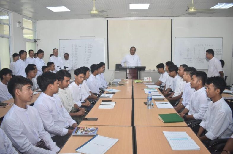 အလုပ်သမားဝန်ကြီးဌာန ဒုတိယဝန်ကြီး ရုရှားဘာသာစကားနှင့် အပူပေးစနစ်/ လေအေးပေးစနစ် သင်တန်းများ ဖွင့်လှစ်ပို့ချနေမှု ကြည့်ရှုအားပေး