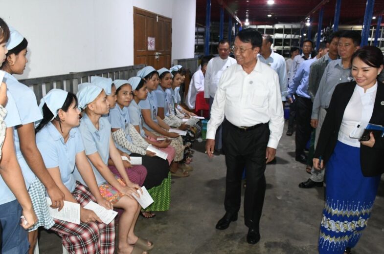အလုပ်သမားဝန်ကြီးဌာန၊ပြည်ထောင်စုဝန်ကြီးဦးခင်မောင်စိုးဧရာဝတီတိုင်းဒေသကြီး၊ ပုသိမ်မြို့ရှိ စက်ရုံ၊ အလုပ်ရုံများမှ အလုပ်ရှင်နှင့် အလုပ်သမားများအား တွေ့ဆုံ၍ ကျွမ်းကျင်မှုသင်တန်း ဖွင့်လှစ်နေမှုနှင့် အထည်ချုပ်စက်ရုံရှိအာမခံအလုပ်သမားများကို ရွေ့လျားဆေးကုသယာဉ်ဖြင့်ကျန်းမာရေးစောင့်ရှောက်မှုပေးနေမှုအား ကြည့်ရှုအားပေး