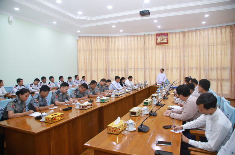 အလုပ်သမားဝန်ကြီးဌာန ပြည်ထောင်စုဝန်ကြီး ဦးခင်မောင်စိုး လုပ်ငန်းဆောင်ရွက်မှုများ အကောင်အထည်ဖော်ဆောင်ရွက်နိုင်ရေး လမ်းညွှန်မှာကြားခြင်းနှင့် ထိုင်းနိုင်ငံ မည်သူမည်ဝါဖြစ် ကြောင်း သက်သေခံလက်မှတ်(CI)ထုတ်ပေးရေးလုပ်ငန်းစဉ်တွင် တာဝန်ထမ်းဆောင်ခဲ့သူများအား တွေ့ဆုံ