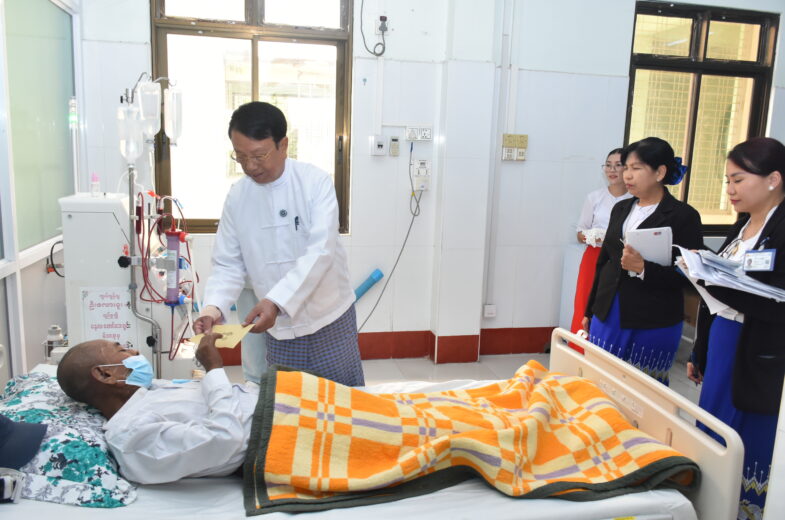 အလုပ်သမားဝန်ကြီးဌာန၊ ပြည်ထောင်စုဝန်ကြီး ဦးခင်မောင်စိုး အလုပ်သမားဆေးရုံကြီး(မန္တလေး) တွင် ကျောက်ကပ်သွေးသန့်စင်ပေးနေမှုနှင့် အသစ်တပ်ဆင်ထားသည့် Ultrasound စက်ဖြင့် ရောဂါရှာဖွေပေးနေမှုအခြေအနေများအား ကြည့်ရှုအားပေး